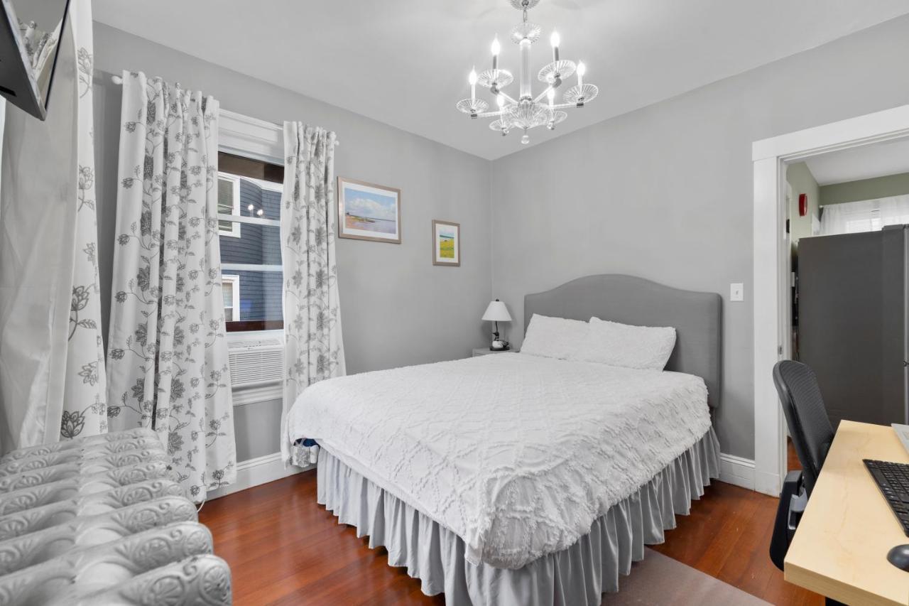 Bright & Spacious Apartment, Mins From Downtown Boston, Parking